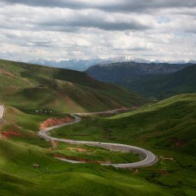 <p>Кыргызстан находится в самом сердце Центральной Азии. Сотни лет назад через его территорию проходили три ветви Великого Шелкового пути.</p>
